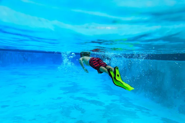 Little boy swimming underwater — Stock Photo, Image