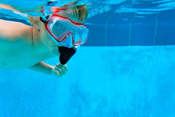 Liten pojke simma under vattnet — Stockfoto