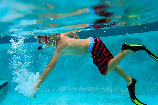 Petit garçon nageant sous l'eau — Photo