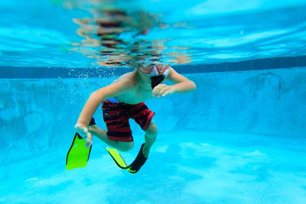 Kleiner Junge schwimmt unter Wasser — Stockfoto