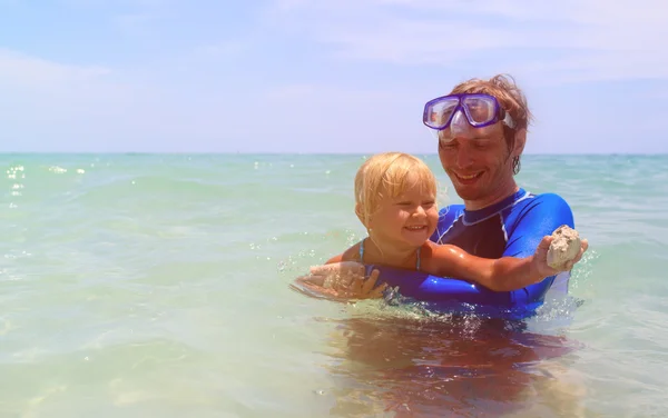 Ojciec nauczanie córka pływać — Zdjęcie stockowe
