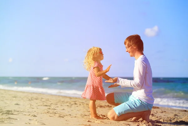 Baba ve küçük kız sahilde oynuyorlar. — Stok fotoğraf
