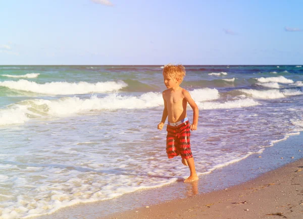 Chłopiec biegną na piaszczystej plaży — Zdjęcie stockowe