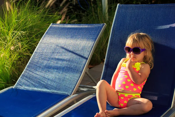 Симпатичная маленькая девочка отдыхает на пляже — стоковое фото