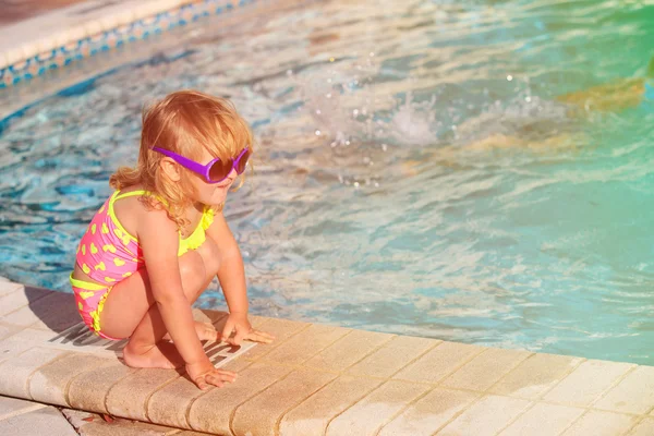 Mädchen spielt im Schwimmbad — Stockfoto