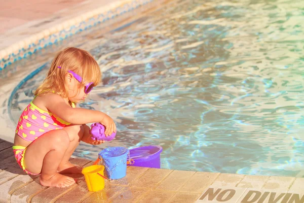 Dívka si hraje v bazénu — Stock fotografie