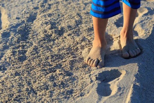 一个孩子在沙滩上的脚 — 图库照片