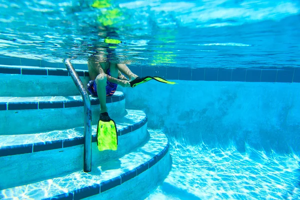 Crianças pernas em barbatanas na piscina — Fotografia de Stock