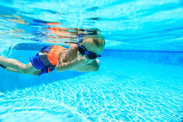 Kleiner Junge schwimmt unter Wasser — Stockfoto