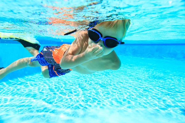 Ragazzino che nuota sott'acqua — Foto Stock