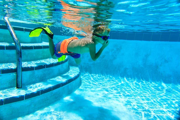 Kleiner Junge schwimmt unter Wasser — Stockfoto