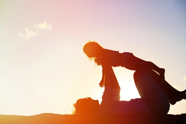 Padre e figlia giocano al tramonto — Foto Stock