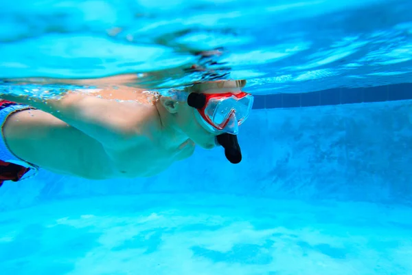 Petit garçon nageant sous l'eau — Photo