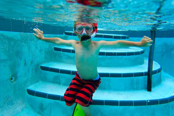 Kleiner Junge schwimmt unter Wasser — Stockfoto