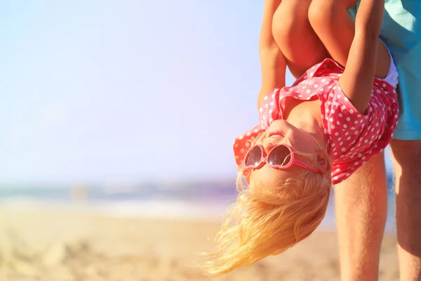 Padre e hija pequeña jugando en la playa —  Fotos de Stock