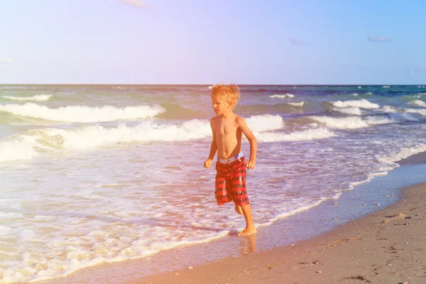 Chłopiec biegną na piaszczystej plaży — Zdjęcie stockowe