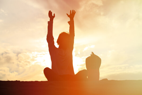 Отец и дочь на закате
