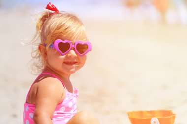 Kız sahilde kum ile çalış