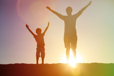 Baba ve oğul sunset bulvarında eğleniyor