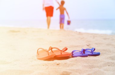 Baba ve oğul kumsalda yürüyüş