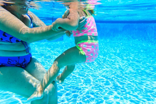 Großmutter bringt Enkelin Schwimmen bei — Stockfoto