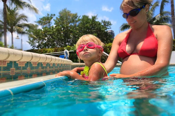 Mutter bringt Tochter Schwimmen bei — Stockfoto