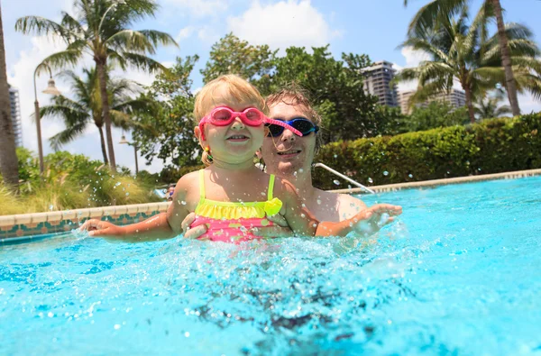 Vater bringt Tochter das Schwimmen bei — Stockfoto