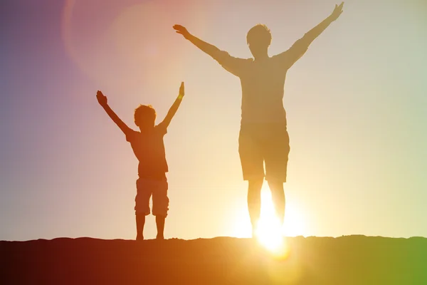 Pai e filho se divertindo no pôr do sol — Fotografia de Stock