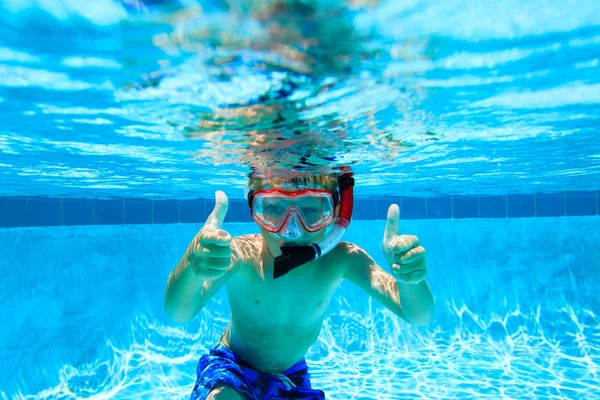 Niño nadando bajo el agua con los pulgares arriba — Foto de Stock