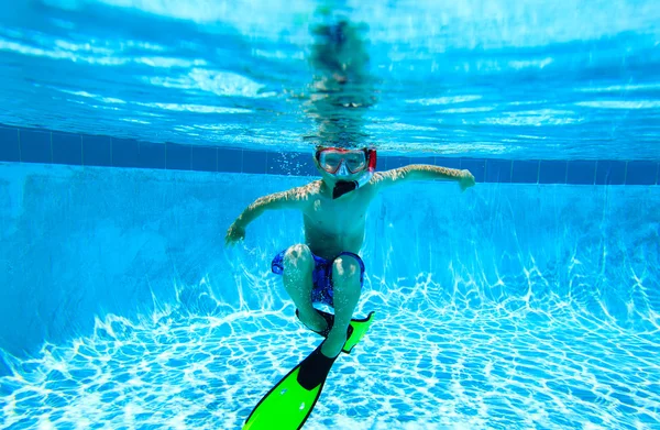 Мальчик плавает под водой — стоковое фото