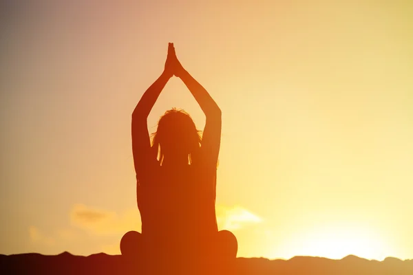 Woman doing yoga on sunset — Stock Photo, Image