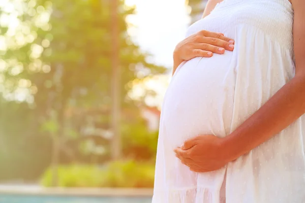 Mulher grávida tocando sua barriga — Fotografia de Stock