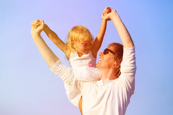 Far och liten dotter leker på himlen — Stockfoto