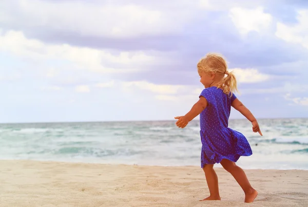 Dziewczyna biegnie na plaży — Zdjęcie stockowe