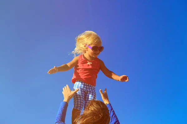 Pai e pequena filha jogar — Fotografia de Stock