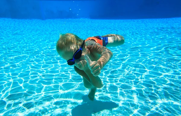 Chico nadando bajo el agua wtih pulgar hacia arriba — Foto de Stock