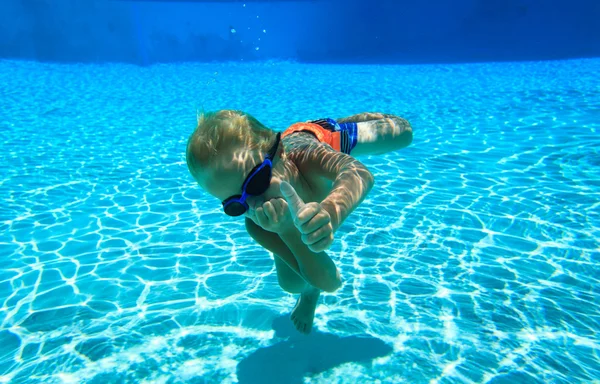 Boy swimming underwater wtih thumb up — Stock Photo, Image