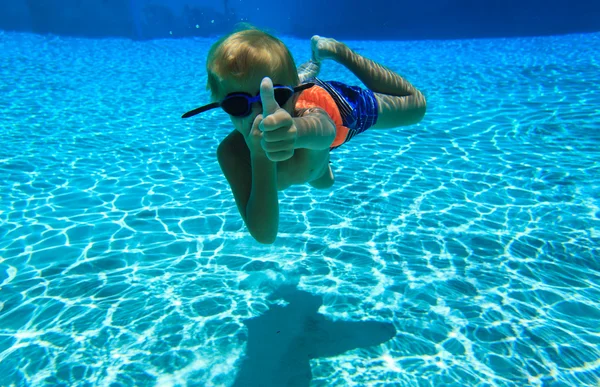 Chico nadando bajo el agua wtih pulgar hacia arriba — Foto de Stock