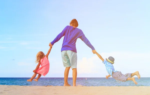 Padre con hijo e hija juegan en la playa — Foto de Stock