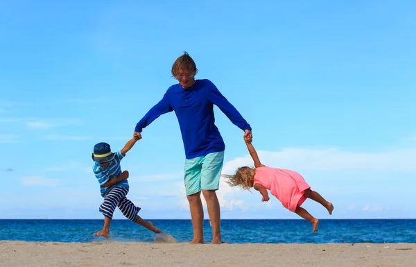 Père avec fils et fille jouer à la plage — Photo