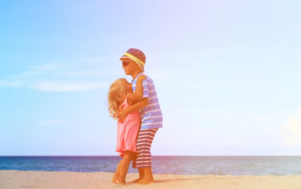 哥哥和姐姐拥抱在海滩 — 图库照片