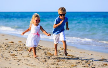 küçük erkek ve kız plajda çalışan