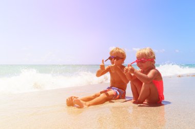  erkek ve kız sahilde su ile oynamak