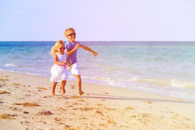 erkek ve kız plajda çalışan