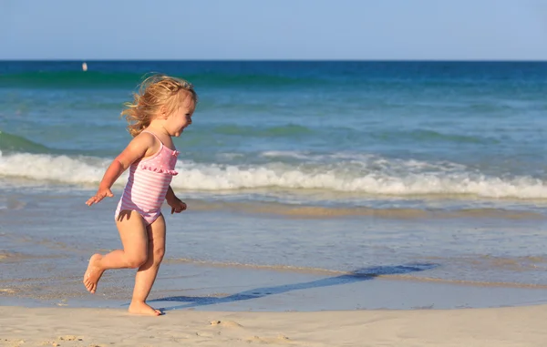 Child running in the waves at beach — Stock Photo, Image