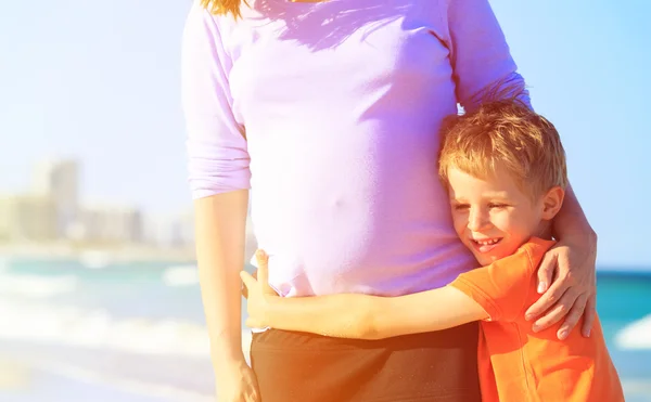 Knuffelen zwangere moeder van de jongen — Stockfoto