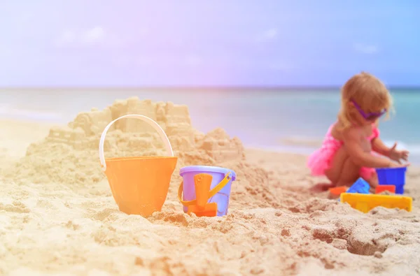 Menina edifício sandcastle — Fotografia de Stock