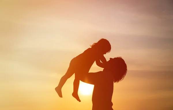 Otec a dcera při západu slunce — Stock fotografie