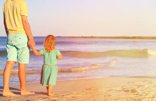 Vader en dochter lopen op strand — Stockfoto
