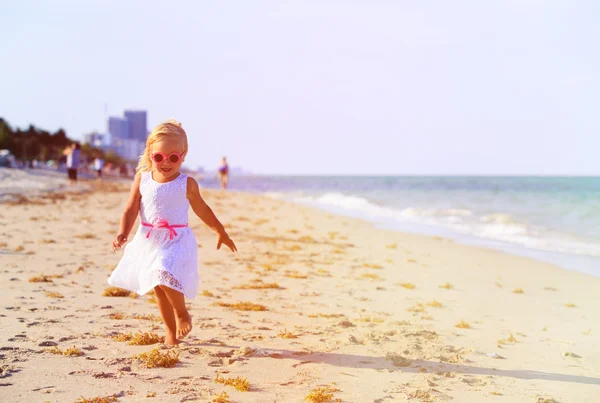 Meisje uitgevoerd op strand — Stockfoto